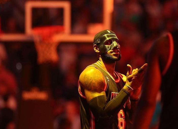 NBA被明令禁止的装备：喬丹AJ1鞋也被禁，黑面具不利裁判观察