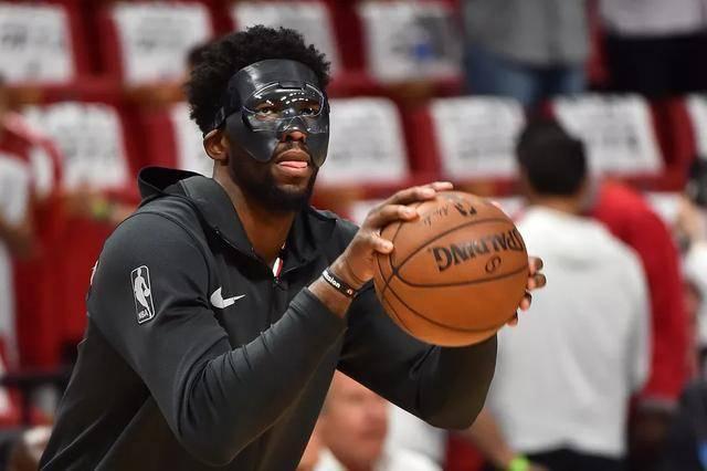 NBA被明令禁止的装备：喬丹AJ1鞋也被禁，黑面具不利裁判观察