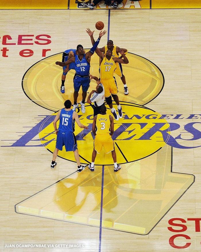 nba总决赛地板_NBA總決賽地板logo投射_球員呼籲更换地板logo
