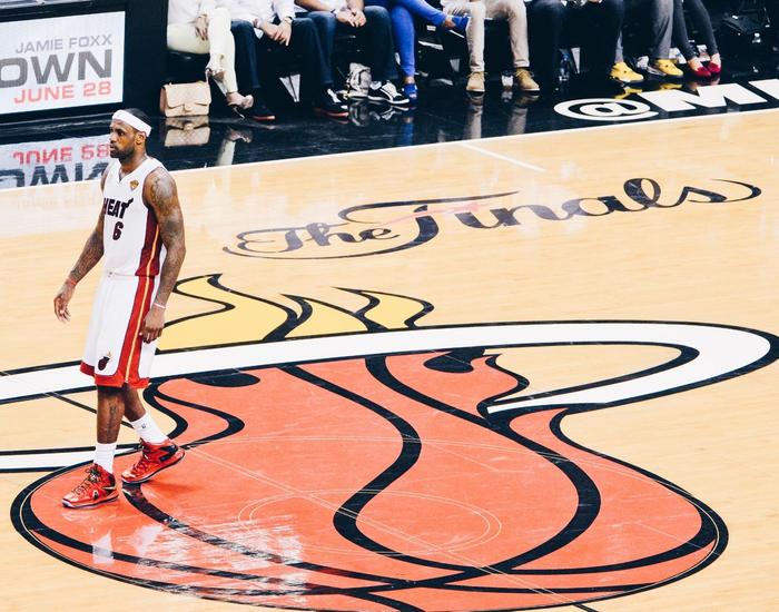 NBA總決賽地板logo投射_nba总决赛地板_球員呼籲更换地板logo