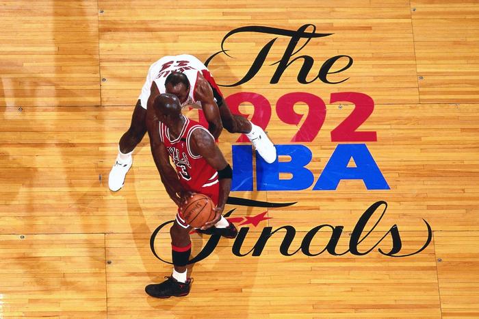 nba总决赛地板_球員呼籲更换地板logo_NBA總決賽地板logo投射